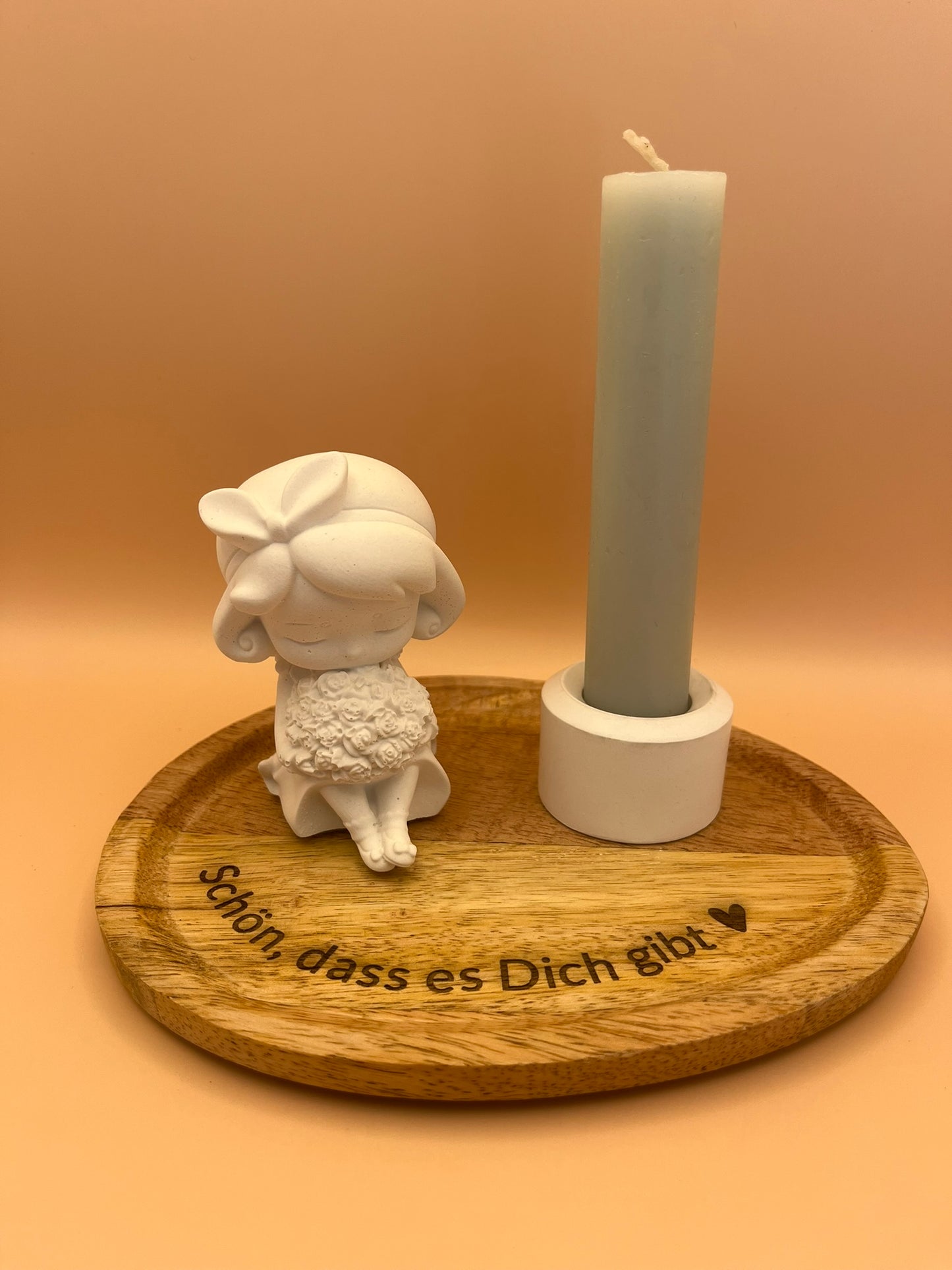 Mädchen Figur mit Herz oder Blumenstrauß