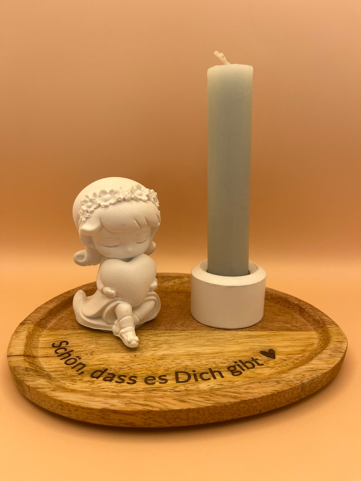 Mädchen Figur mit Herz oder Blumenstrauß