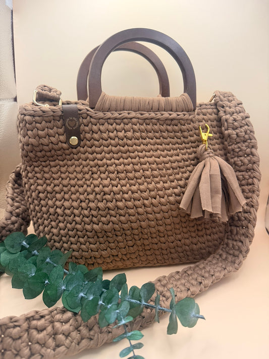 Handgefertigte Häkeltasche in Braun mit Holzgriffen