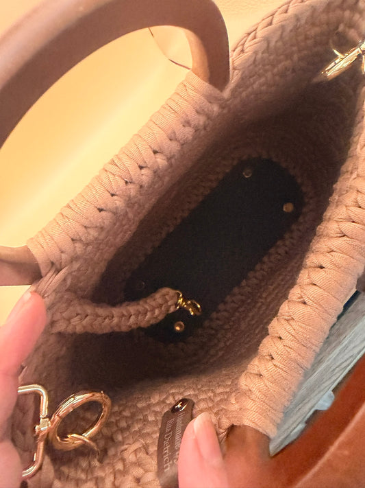 Handgefertigte Häkeltasche in Braun mit Holzgriffen