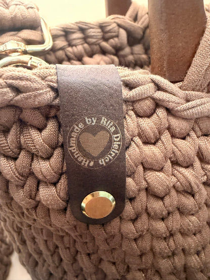Handgefertigte Häkeltasche in Braun mit Holzgriffen