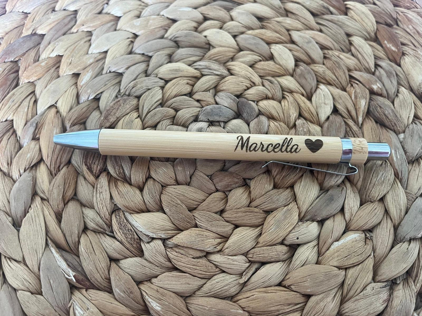 Kugelschreiber aus Holz mit Wunschgravur