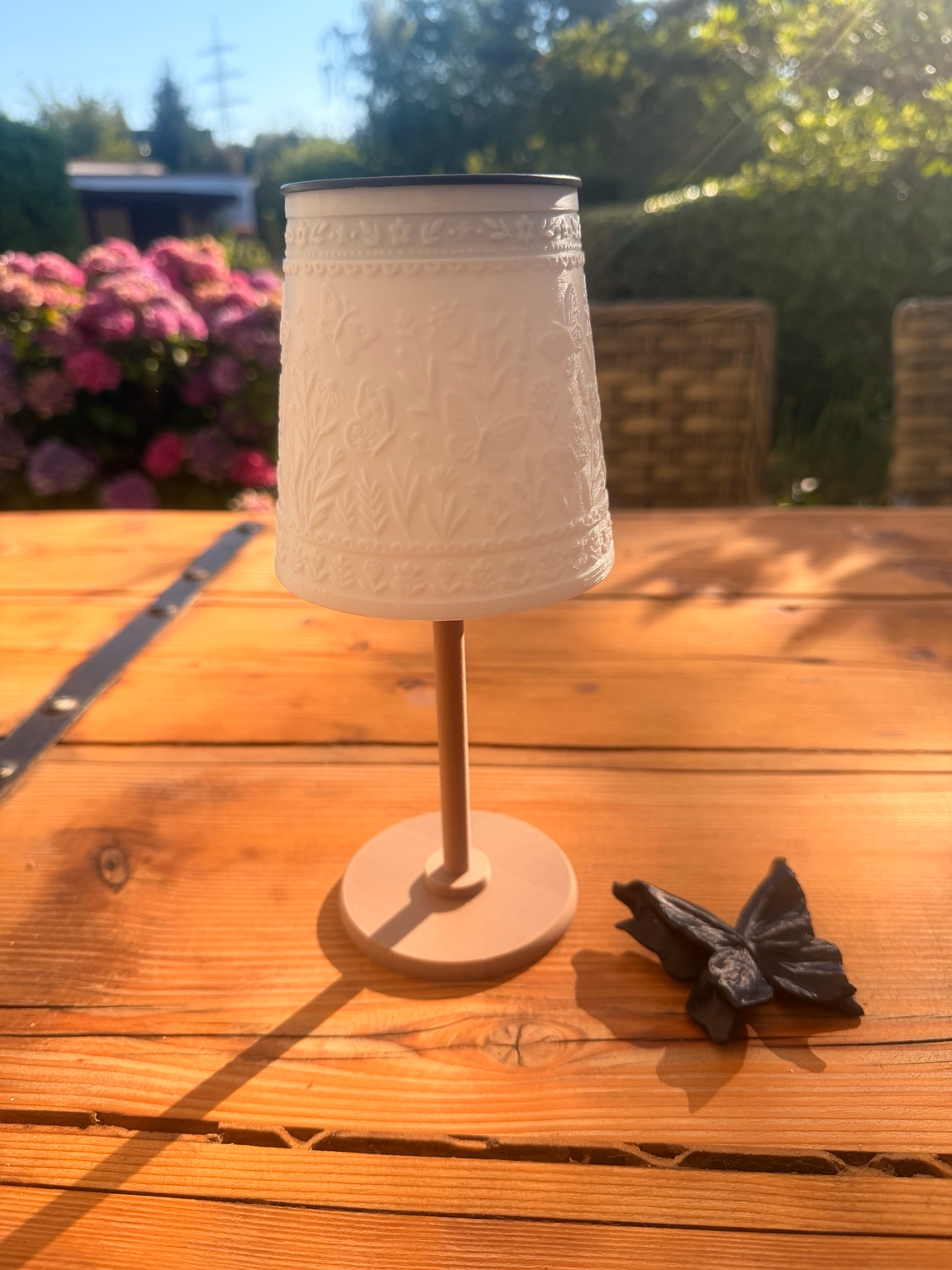 Solar-Gartenleuchte mit Schmetterlingen